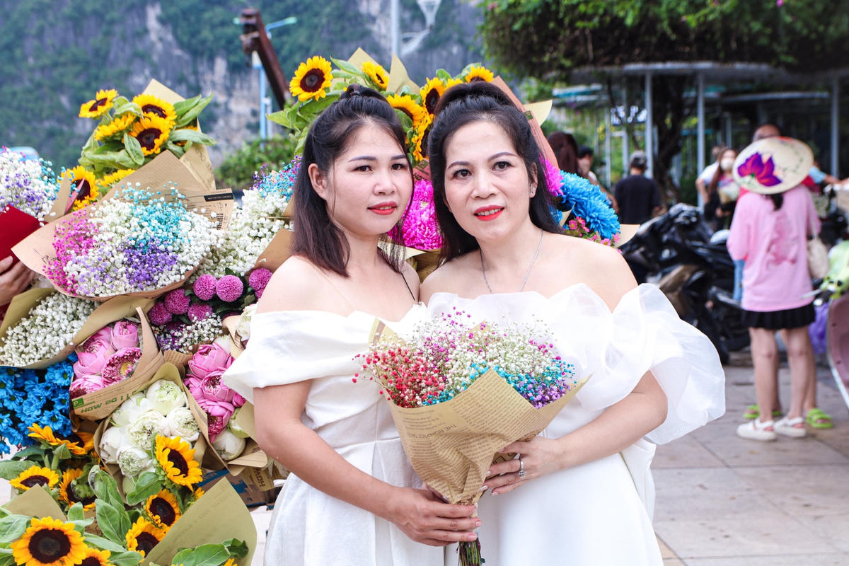 Những bó hoa được nhập trực tiếp từ chợ hoa Quảng Bá - chợ hoa đầu mối nổi tiếng ở Hà Nội và được chuyển về ngay trong ngày để đảm bảo hoa luôn được đẹp và tươi lâu nhất, phục vụ người dân và du khách đến chụp ảnh.