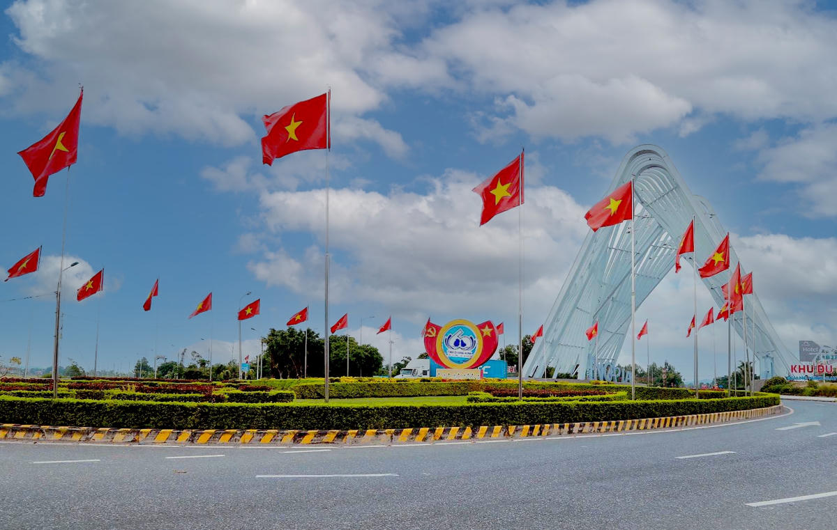 Hàng cờ bay phấp phới ở cửa ngõ vào tỉnh Quảng Ninh. Ảnh: Cổng thông tin điện tử TX Đông Triều