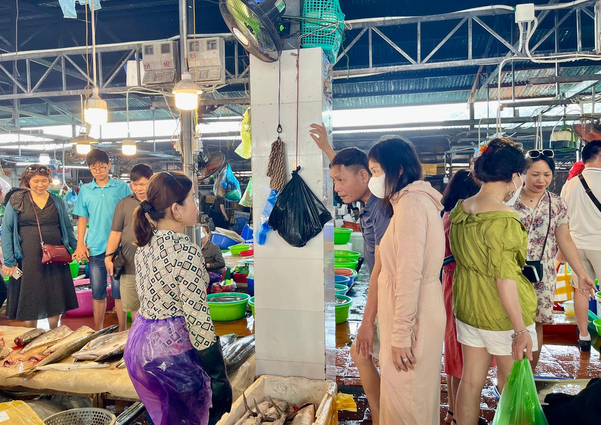 Giá hải sản Quảng Ninh trong dịp nghỉ lễ có sự tăng đáng kể do “cung không đủ cầu”, tuy nhiên vẫn ở mức khách hàng có thể chấp nhận được.