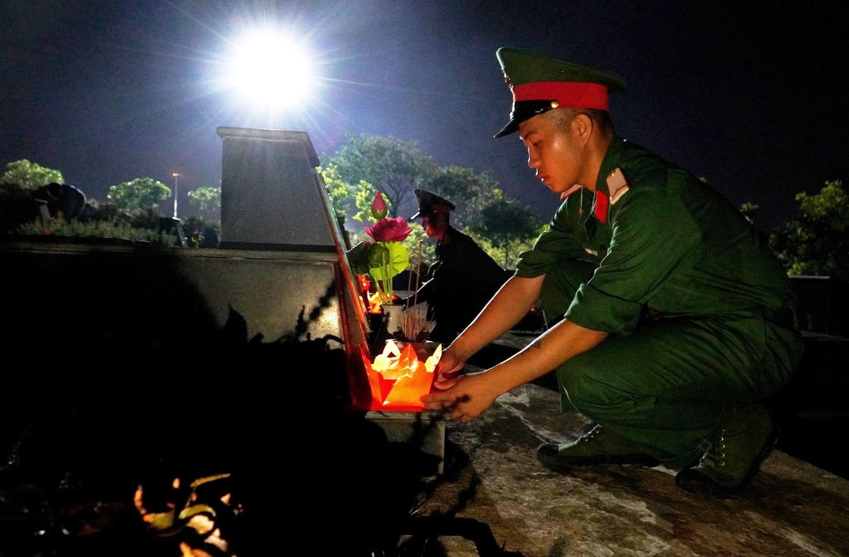 Các đại biểu thắp hương các mộ liệt sĩ tại Nghĩa trang Liệt sĩ tỉnh Quảng Nam. 