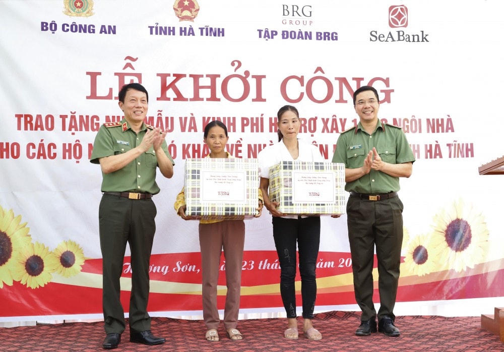 Thượng tướng Lương Tam Quang - Thứ trưởng Bộ Công an, Đại tá Nguyễn Hồng Phong - Giám đốc Công an tỉnh Hà Tĩnh tặng quà cho 2 hộ dân có hoàn cảnh khó khăn.