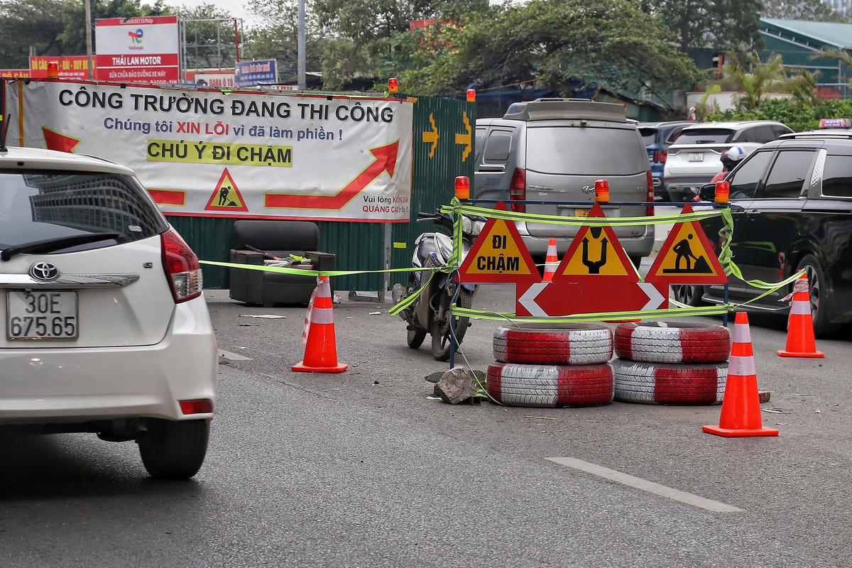 Các vị trí rào chắn đã được trang bị đầy đủ biển chỉ dẫn giao thông, bảng thông tin về dự án.