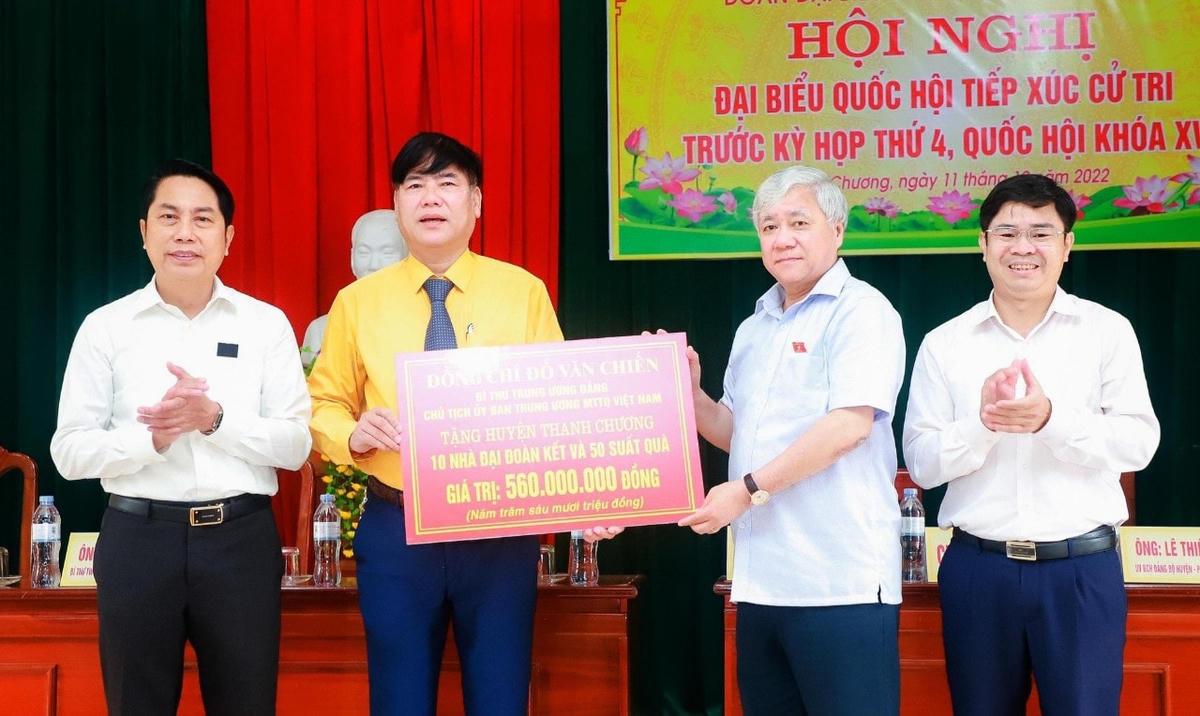 Trao 10 nhà Đại Đoàn kết và 50 suất quà cho người dân huyện Thanh Chương. Ảnh Đ.B