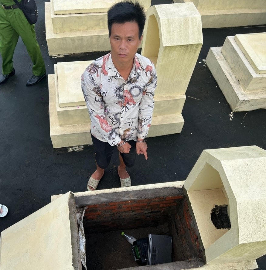 Đỗ Văn Viên đã cất giấu tang vật trong một ngôi mộ ở khu nghĩa trang xã Hải Xuân (TP Móng Cái, Quảng Ninh) để chờ cơ hội mang đi tiêu thụ. Ảnh: Công an tỉnh Quảng Ninh.