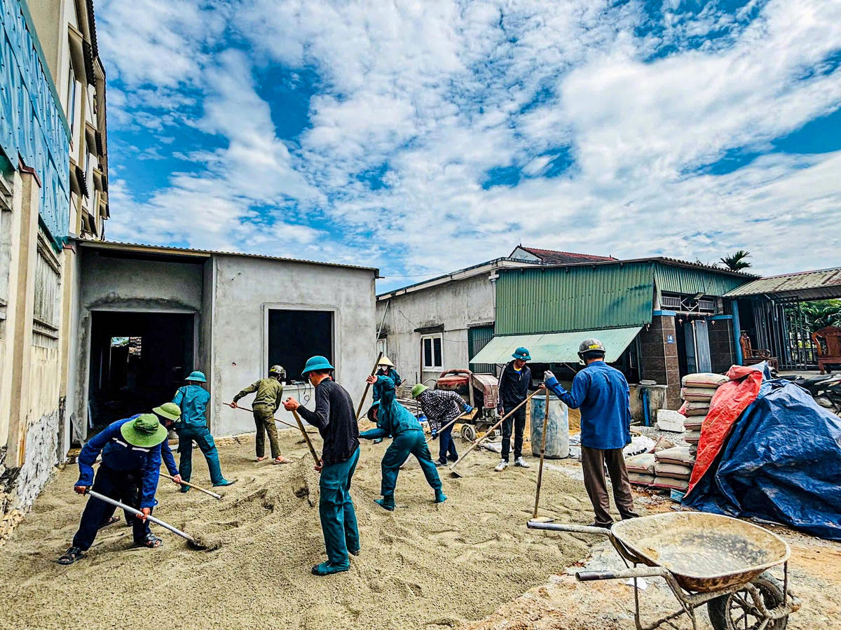 Lực lượng dân quân tự vệ, quân sự, đoàn thanh niên, hội cựu chiến binh… phường Kỳ Ninh, thị xã Kỳ Anh hỗ trợ ngày công giúp hộ khó khăn xây dựng nhà ở.