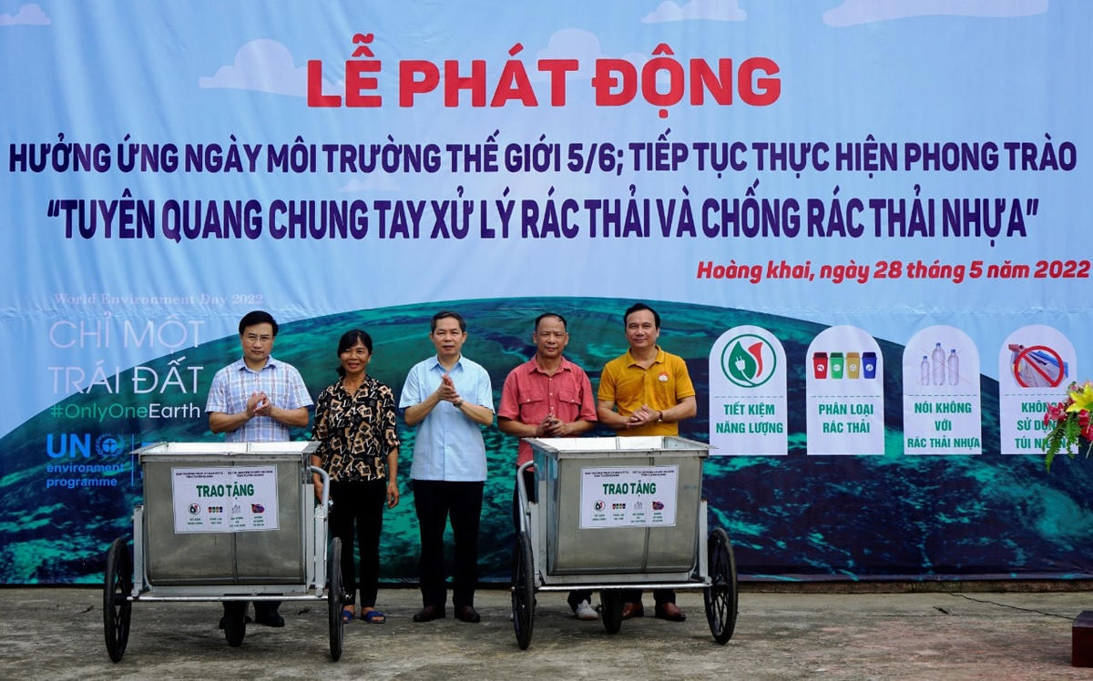 Lãnh đạo MTTQ tỉnh Tuyên Quang, Sở Tài nguyên và Môi trường, huyện Yên Sơn trao tặng thùng rác cho tổ tự quản Yên Mỹ 1, Yên Mỹ 2, xã Hoàng Khai.