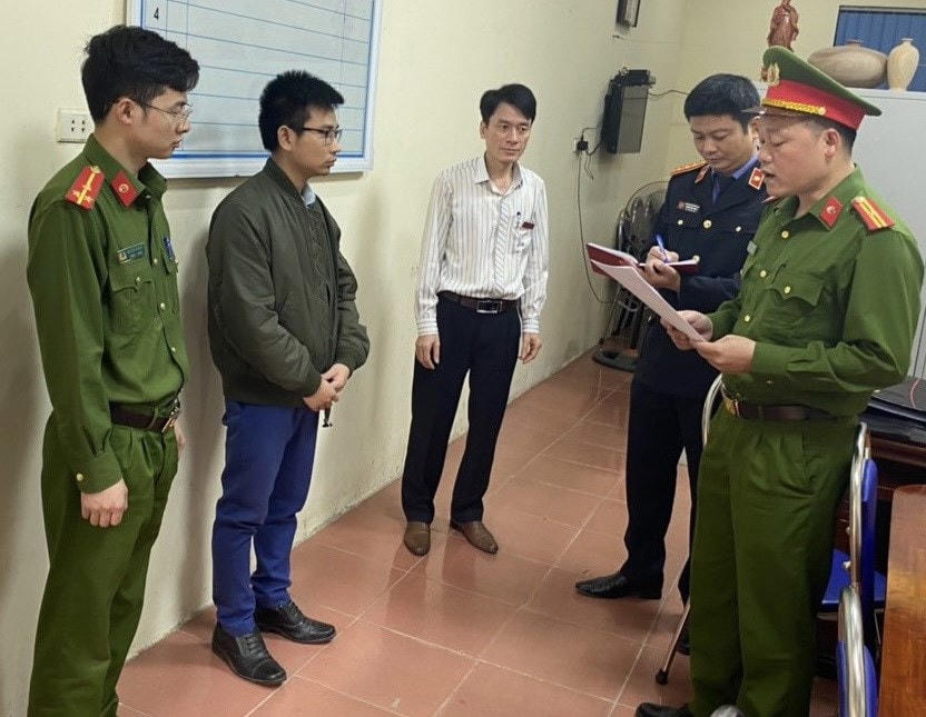 Cơ quan Cảnh sát điều tra Công an tỉnh Bắc Giang thực hiện các thủ tục tố tụng đối với bị can Nguyễn Văn Nhiên (đứng thứ 2 từ trái sang). (Nguồn: Công an Tỉnh Bắc Giang).