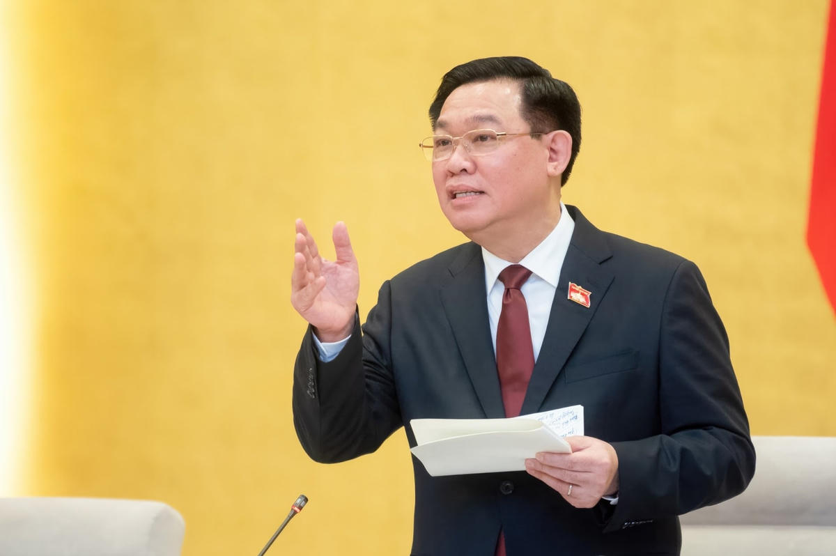 Chủ tịch Quốc hội Vương Đình Huệ phát biểu tại phiên họp.