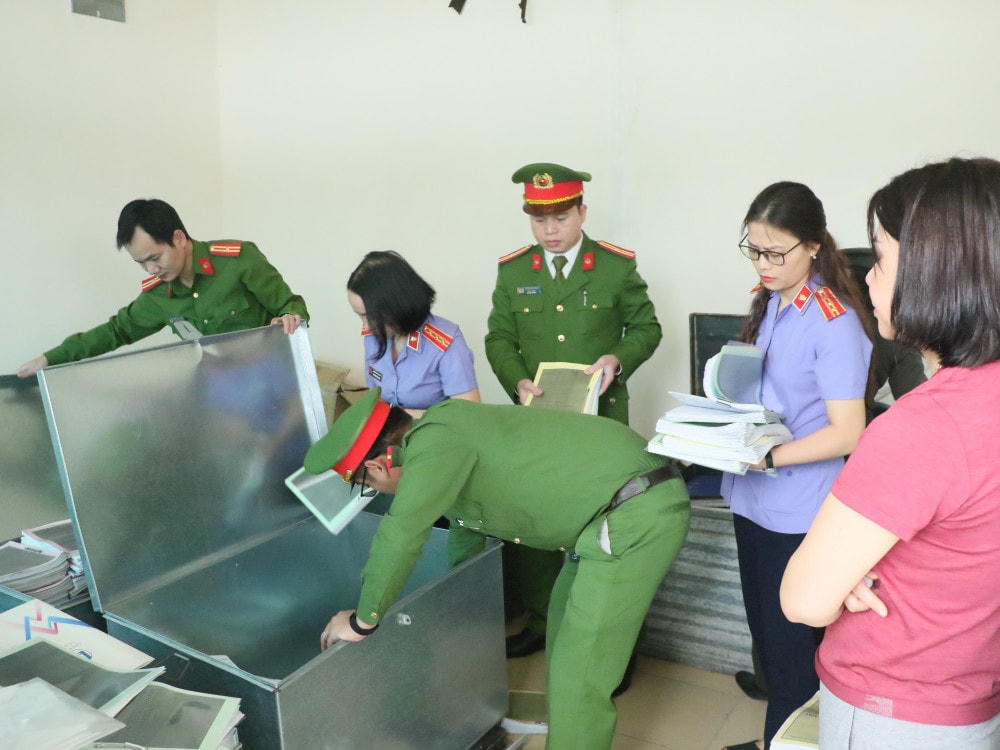 Cơ quan CSĐT khám xét nơi làm việc của các bị can.