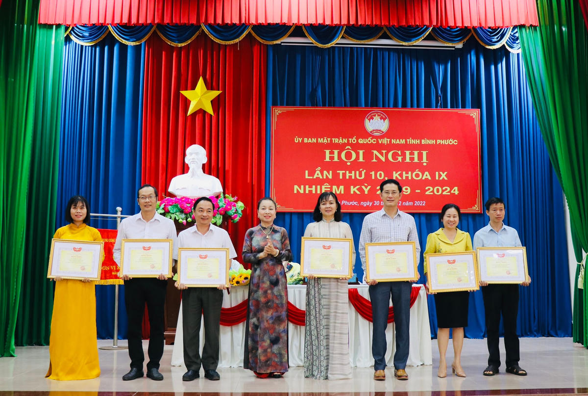 Lãnh đạo Ủy ban MTTQ Việt Nam tỉnh Bình Phước trao bằng khen cho các tập thể, cá nhân có thành tích xuất sắc trong năm 2022. 