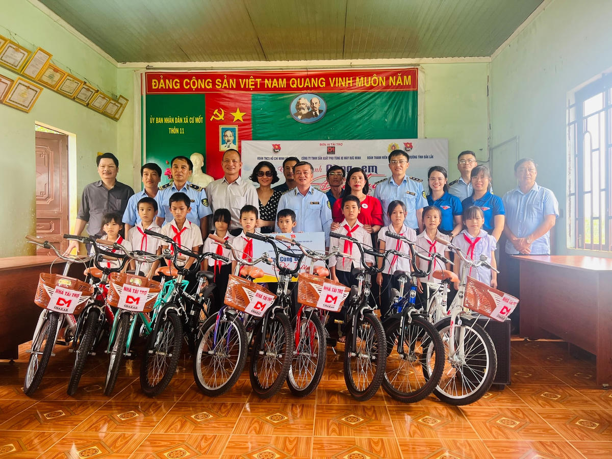 Lãnh đạo Cục QLTT cùng các nhà hảo tâm tặng xe đạp cho 10 em học sinh nghèo, trên địa bàn xã Cư Mốt, huyện Ea H’Leo