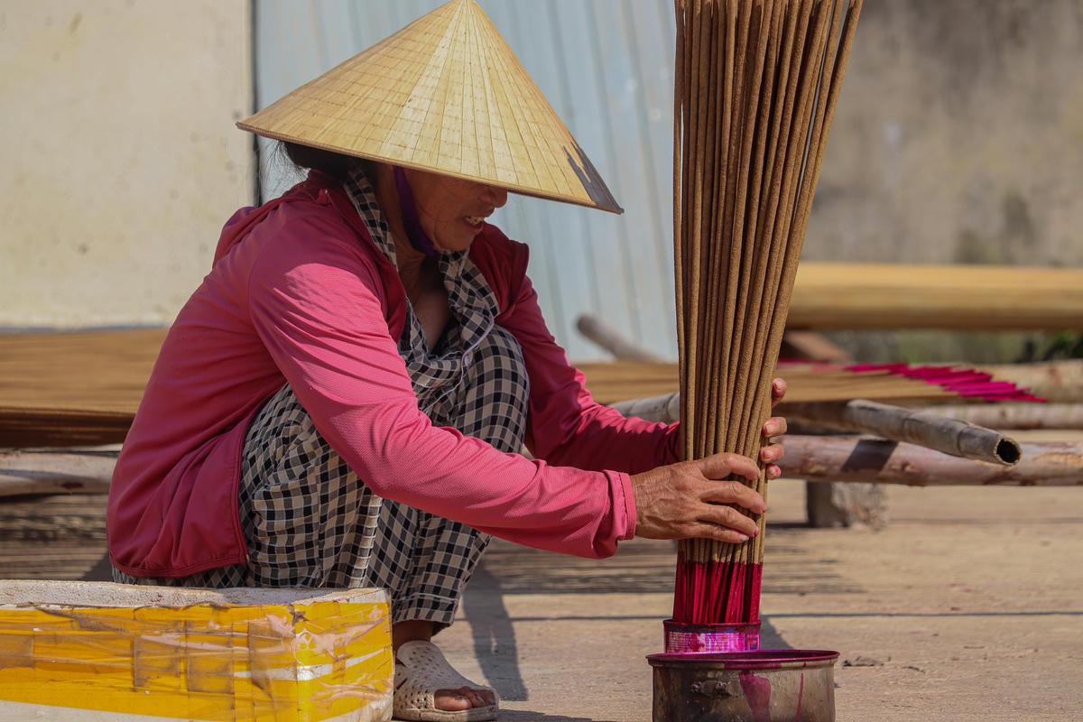 Quan sát tất cả quá trình làm nhang mới thấy sự tài nghệ của các nghệ nhân. Từ khâu chọn nguyên liệu, chẻ tăm tre, trộn bột, đến se nhang... tất cả phải làm thủ công. Sau khi thành phẩm, nén hương đạt tiêu chuẩn thắp lên sẽ nhanh bắt lửa, tỏa mùi thơm và cháy uốn cong như bông hoa.