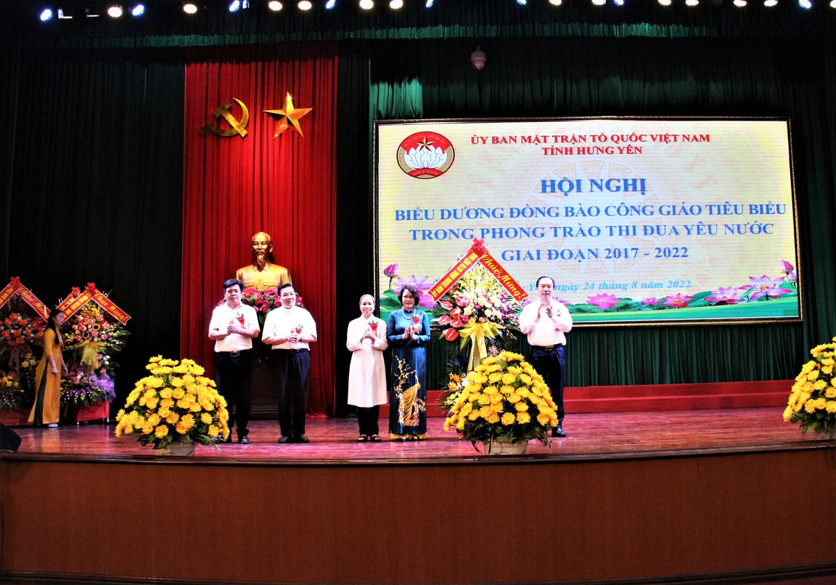 Phó Chủ tịch UBTƯ MTTQ Việt Nam Ngô Sách Thực tặng hoa chúc mừng Hội nghị.