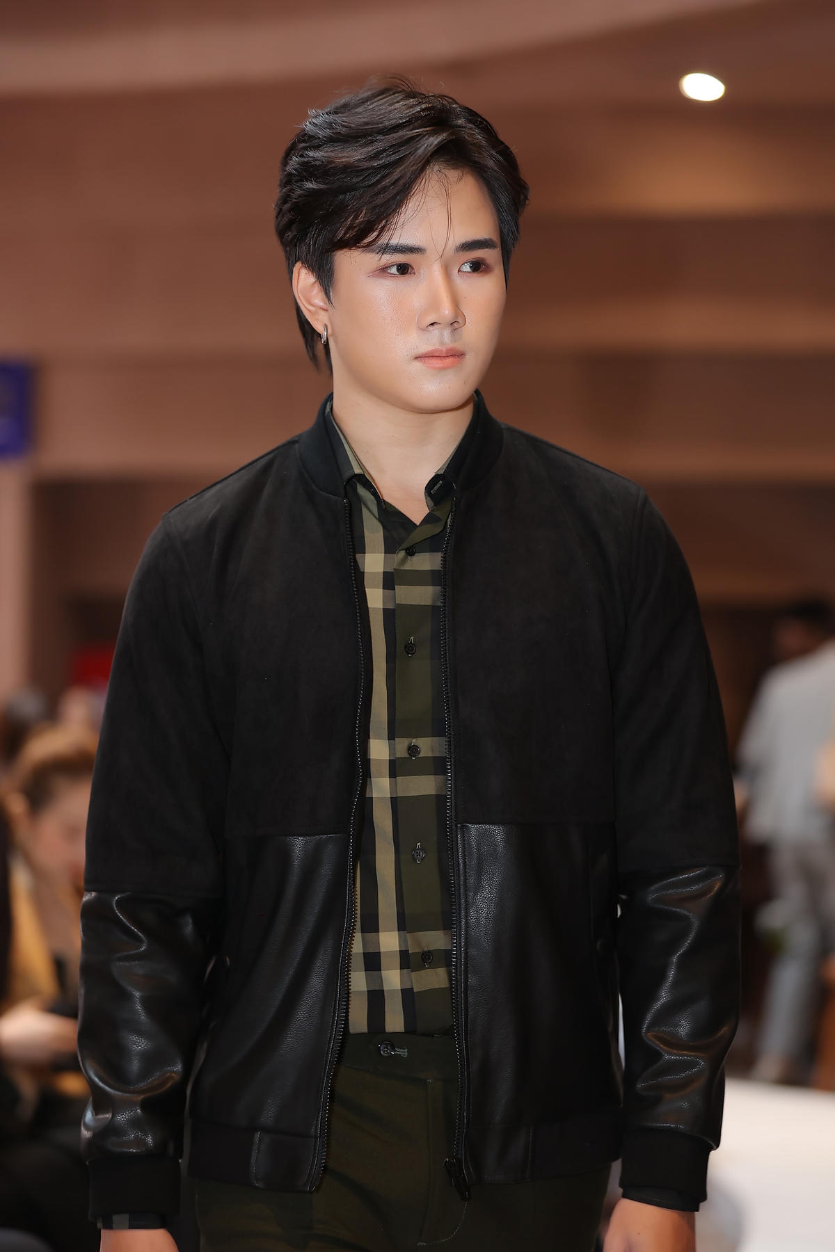 Hạ Vy, Andrea Aybar sải bước ấn tượng với thiết kế menswear