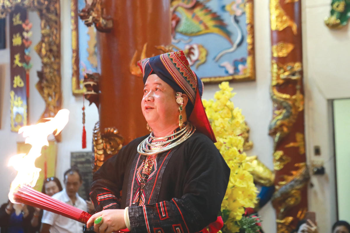 Thực hành tín ngưỡng thờ Mẫu đang có nhiều biến tướng. Ảnh minh họa: Quang Vinh  