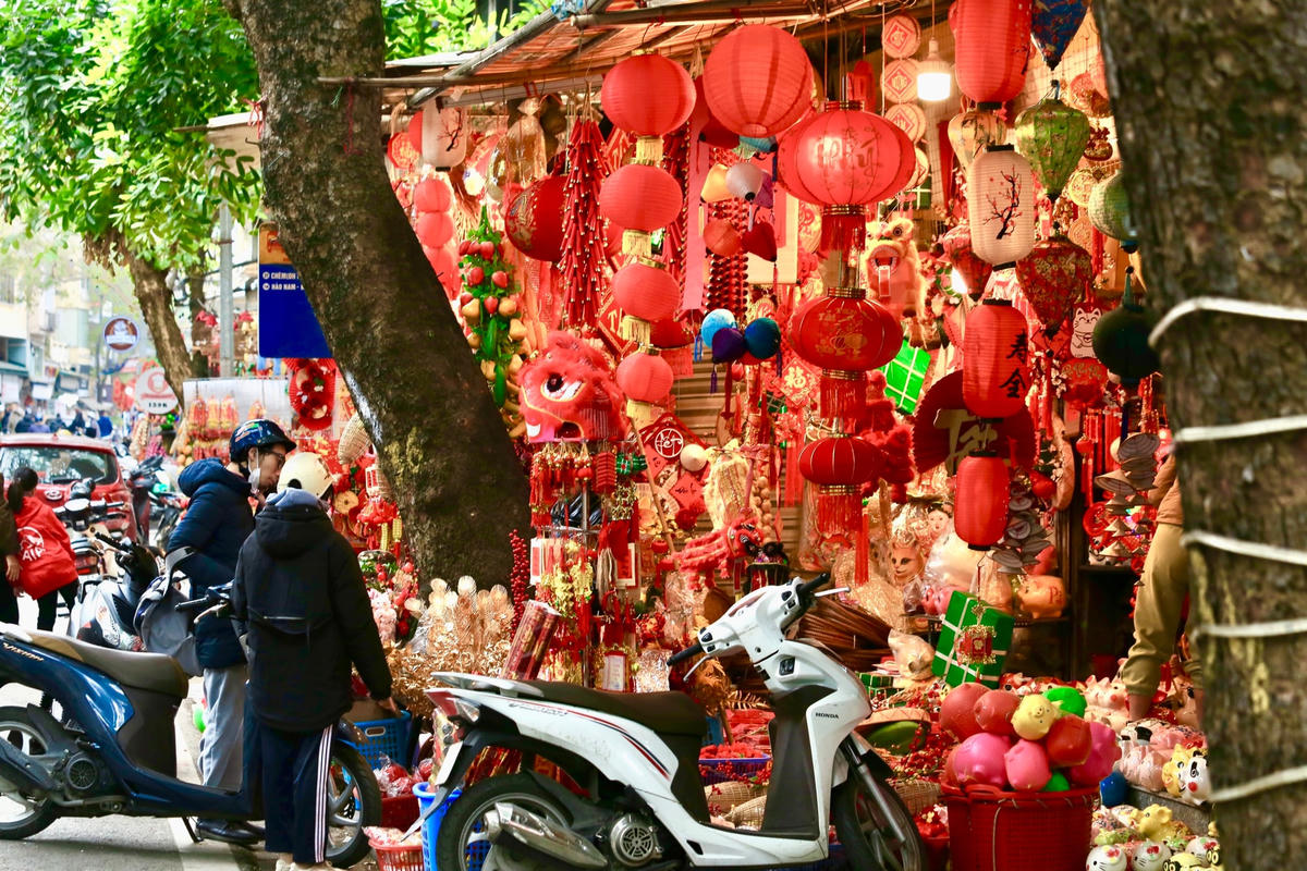 Đèn lồng, bao lì xì, pháo giấy, câu đối đỏ hay màu xanh của cặp bánh chưng... Tất cả tạo nên bức tranh đầy màu sắc ngập tràn không khí chào đón Tết Nguyên đán đang về.