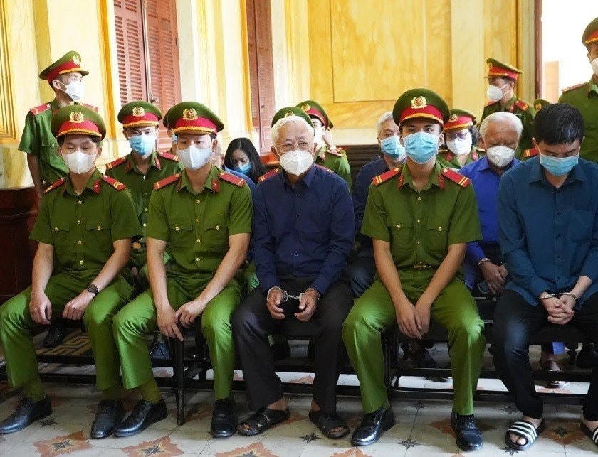 Bị cáo Trần Phương Bình (ở giữa) tại tòa.