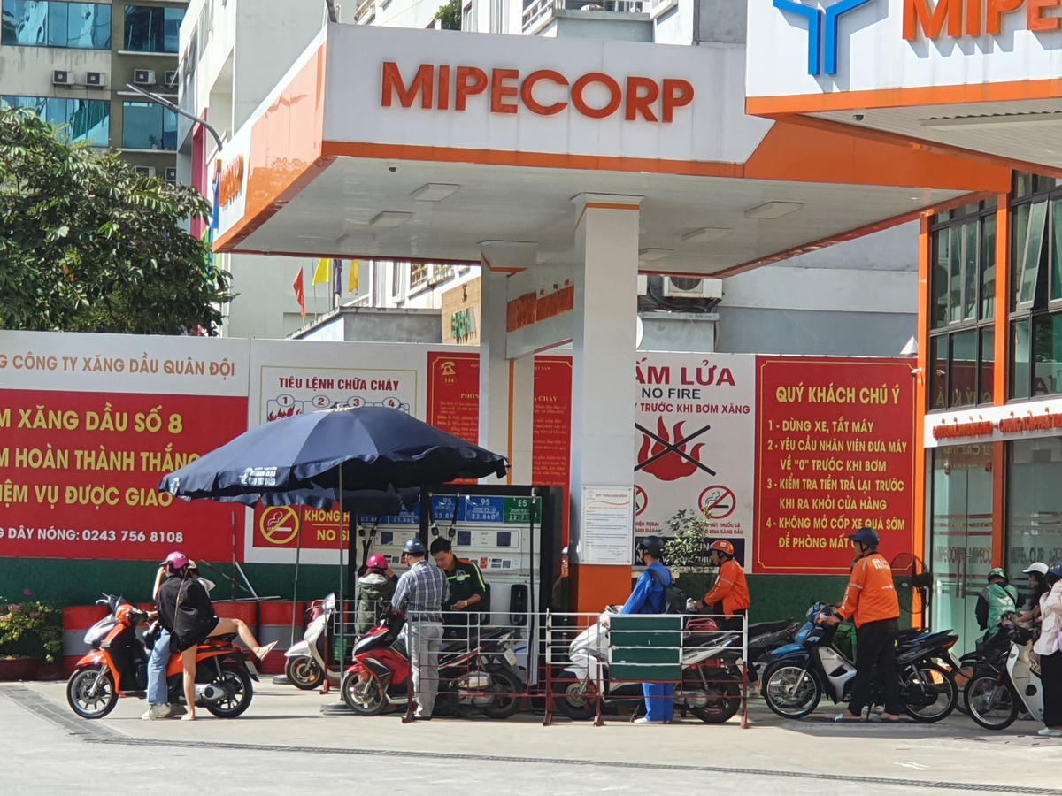 Cây xăng trên đường Nguyễn Phong Sắc cũng chấm dứt cảnh tượng đông nghẹt người tranh thủ mua xăng vào giờ nghỉ trưa.