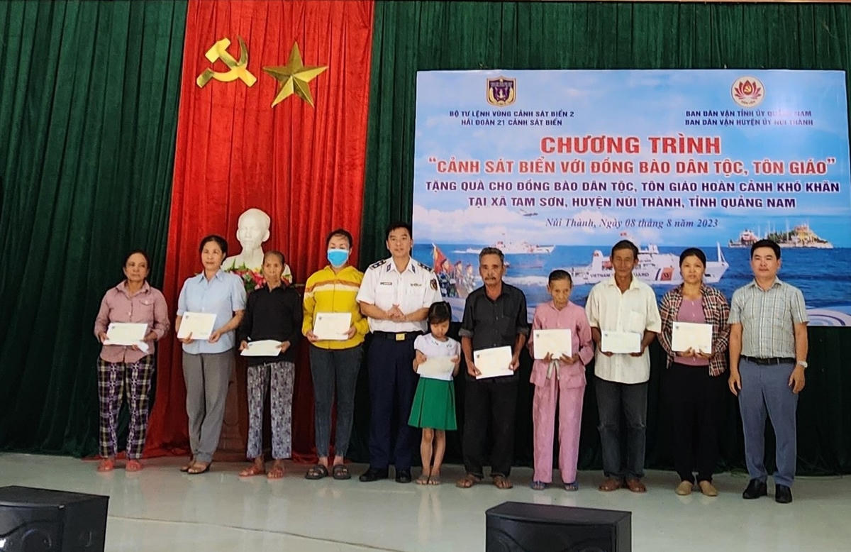 Hải đoàn 21 tặng quà cho các hộ đồng bào có hoàn cảnh khó khăn.