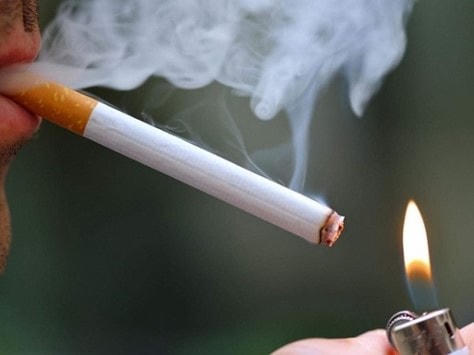 Hút thuốc lá hoặc hít phải khói thuốc thường xuyên có thể gây viêm thanh quản mạn tính.
