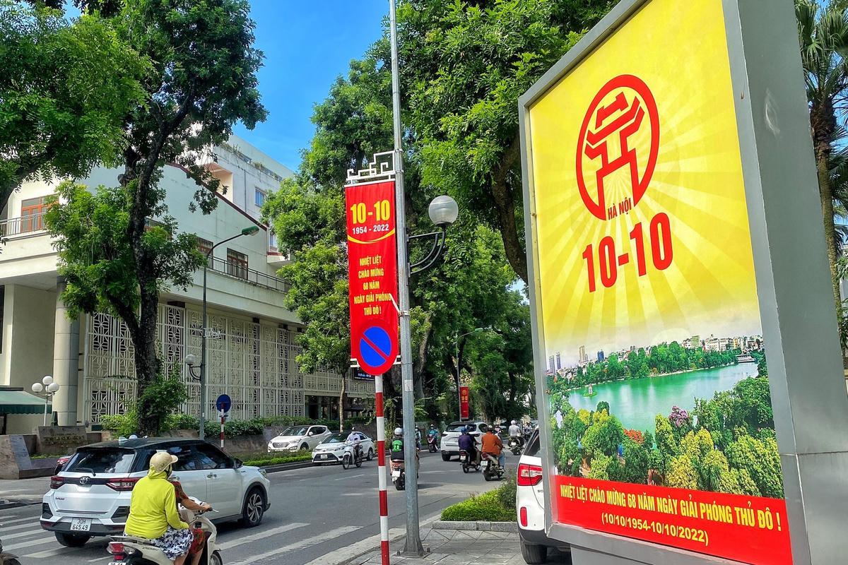 Phố phường Hà Nội trang hoàng rực rỡ mừng Kỷ niệm 68 năm Ngày Giải phóng Thủ đô