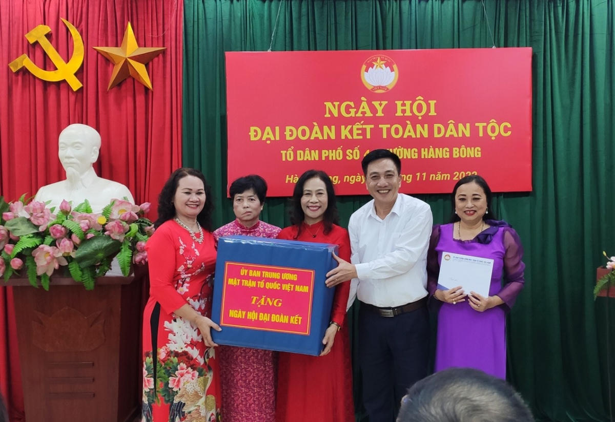 Ông Nguyễn Văn Thịnh tặng quà chúc mừng Ngày hội Đại đoàn kết toàn dân tộc tổ dân phố số 4 phường Hàng Bông.