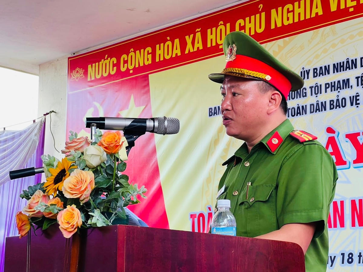 Thiếu tá Bạch Khánh Hoàn, Trưởng Công an xã Ea Lai báo cáo kết quả thực hiện phong trào Toàn dân bảo vệ ANTQ trên địa bàn.