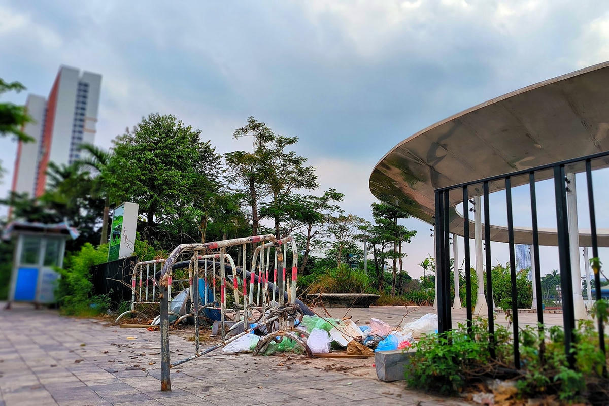 Dù đã cơ bản hoàn thành từ lâu, nhưng công viên chưa thể đi vào hoạt động khiến nơi đây dần trở nên hoang hoá, nhếch nhác. 