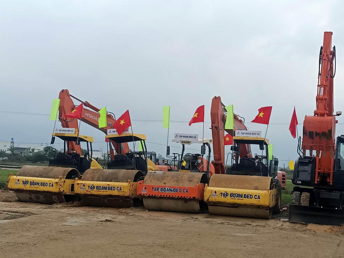 Các máy móc tập trung phục vụ cho lễ khởi công cao tốc đoạn Quảng Ngãi - Hoài Nhơn.