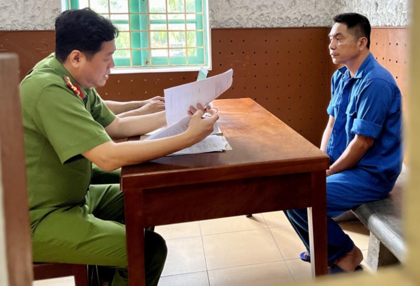 Đối tượng Bùi Huy Thắng tại cơ quan Công an. Ảnh: QMG