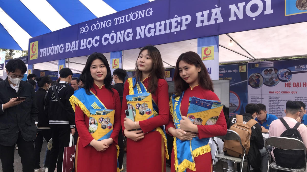 Năm nay, Ban tổ chức bố trí nhiều chuyến ô tô đưa đón học sinh các trường THPT ở ngoại thành Hà nội về dự ngày hội.
