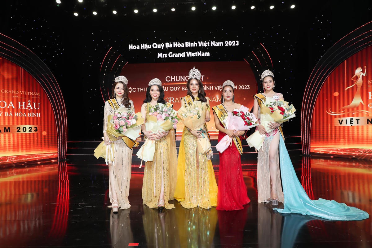 Top 5 người đẹp giành danh hiệu cao nhất tại cuộc thi Hoa hậu Quý bà Hoà bình Việt Nam. (ảnh: Vũ Toàn).