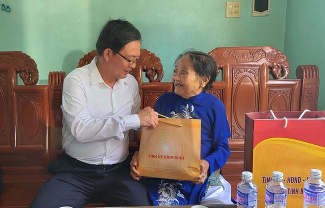 Ông Hồ Quốc Dũng, Bí thư Tỉnh ủy, Chủ tịch HĐND tỉnh Bình Định tặng quà cho Mẹ Việt Nam Anh hùng Thẩm Thị Thanh.