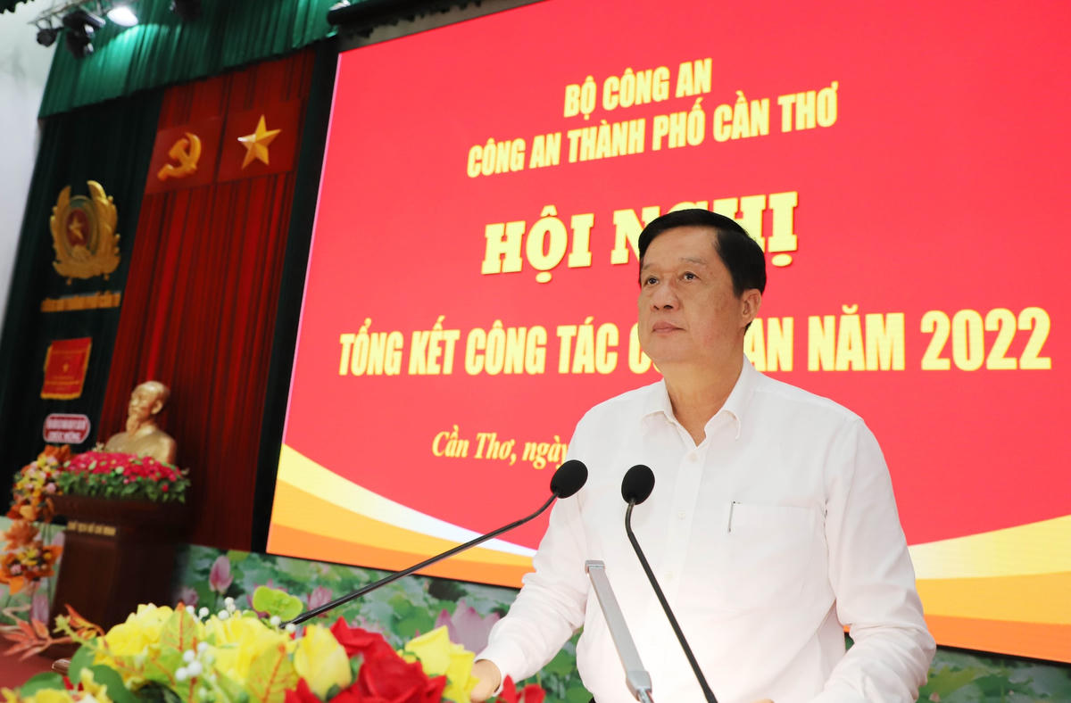 Phó Bí thư Thường trực Thành ủy TP Cần Thơ Phạm Văn Hiểu ghi nhận các chiến công của Công an Cần Thơ. 