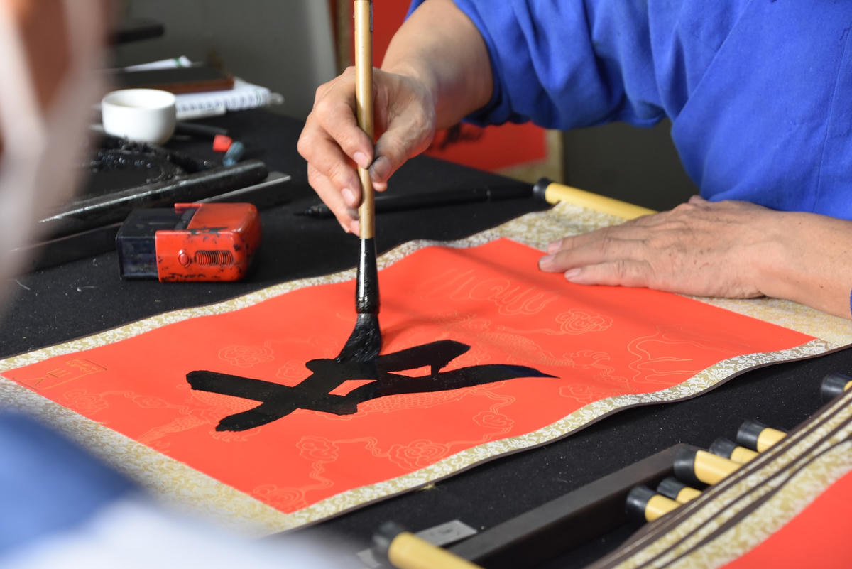 Những ông đồ tại đây viết chữ liên tực từ khi mở cửa cho đến giữa trưa vẫn không ngơi tay.