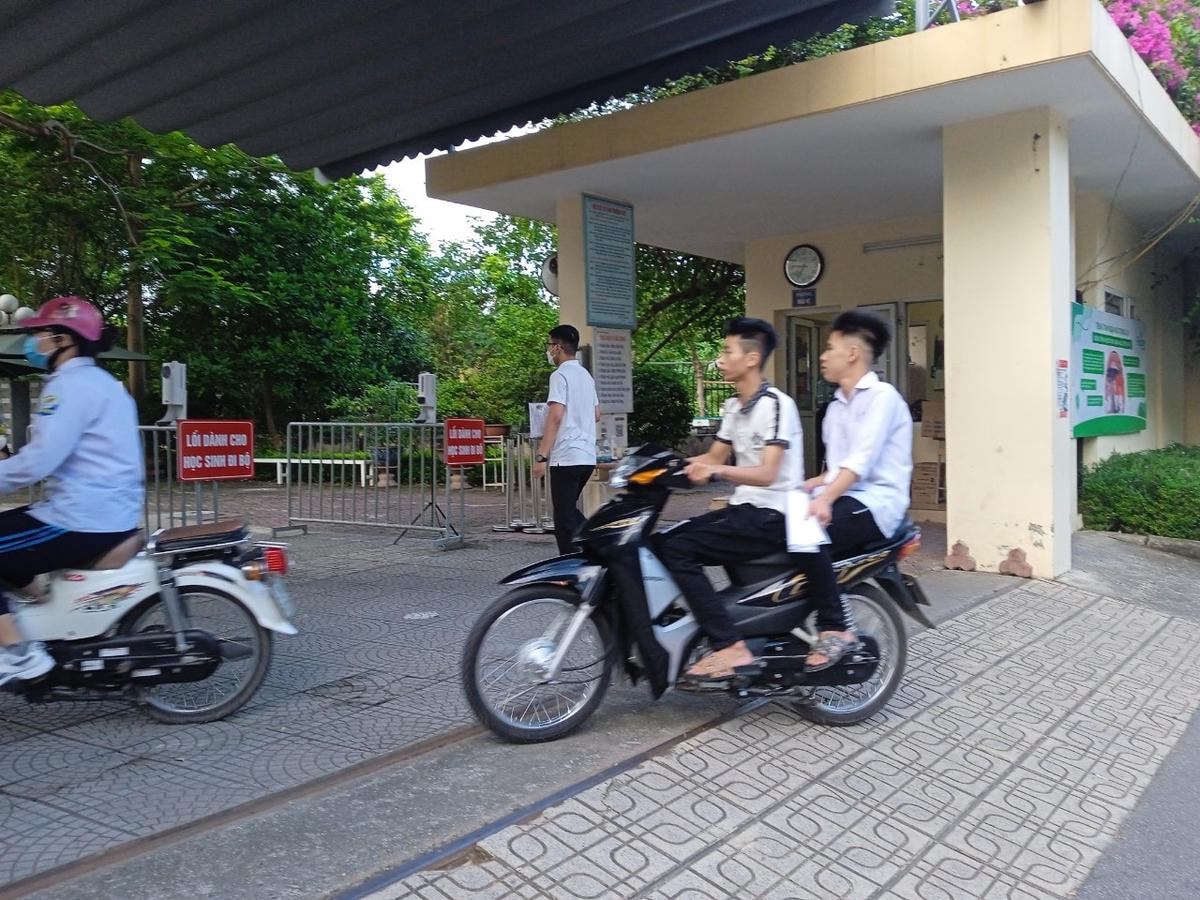Một số thí sinh tự đi đến trường thi, không có người nhà đi cùng.