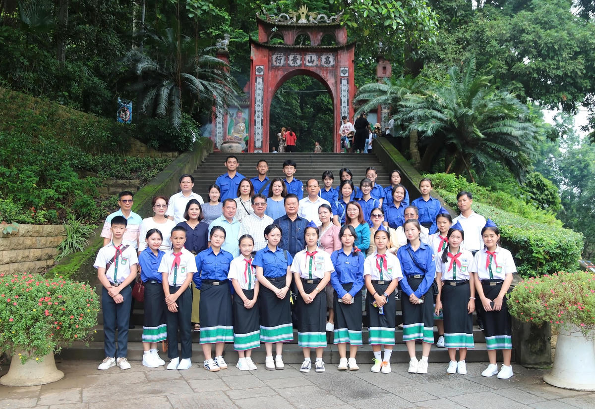 Đoàn đại biểu giáo viên và học sinh tiêu biểu Trường song ngữ Lào - Việt Nam Nguyễn Du dâng hương tại Khu di tích lịch sử quốc gia đặc biệt Đền Hùng, tỉnh Phú Thọ.