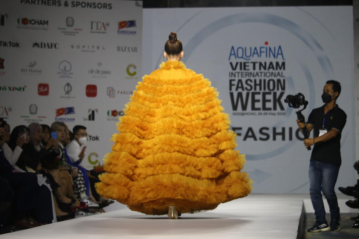 Một chiếc váy đặc biệt nhất trong buổi trình diễn ngay trong buổi họp báo.