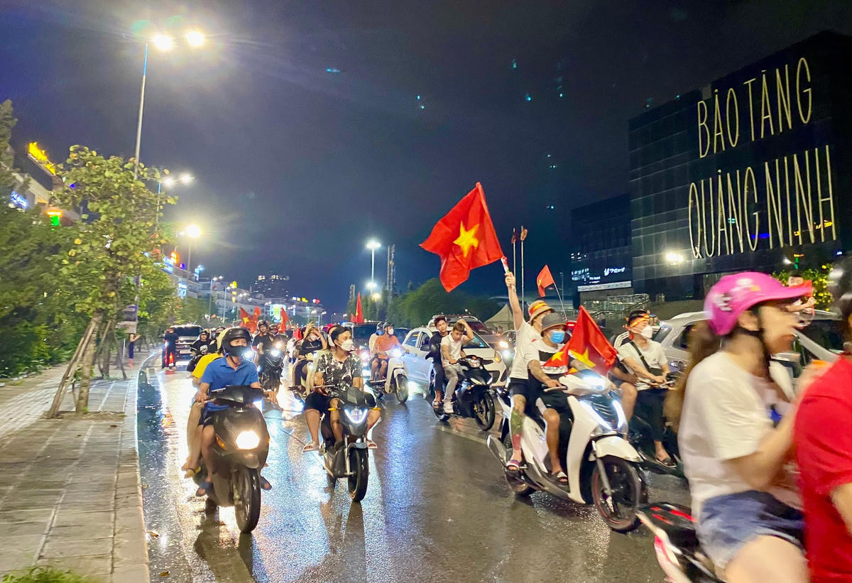 [ẢNH] Người hâm mộ đất Mỏ tràn ra đường mừng U23 Việt Nam vô địch