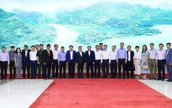 Thủ tướng Phạm Minh Chính với lãnh đạo các cơ quan báo chí nhân Ngày Báo chí cách mạng Việt Nam. (Ảnh: Dương Giang/TTXVN).
