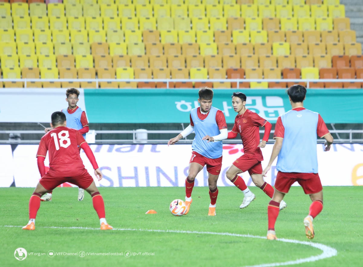 Các cầu thủ tập làm quen sân thi đấu Suwon World Cup. Ảnh: VFF.