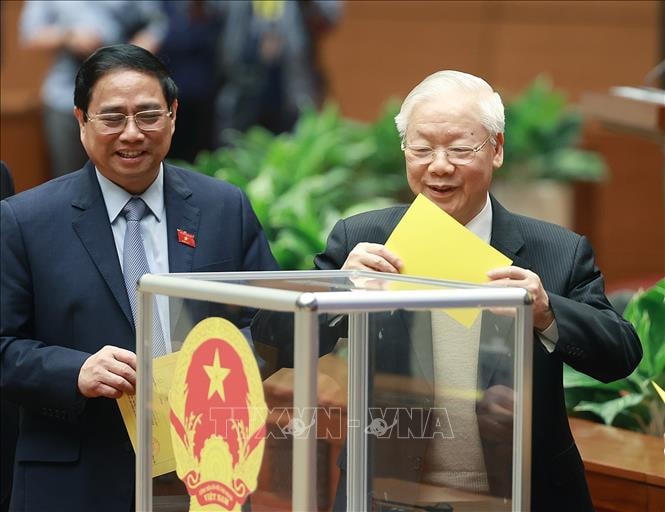 Tổng Bí thư Nguyễn Phú Trọng với các đồng chí lãnh đạo Đảng, Nhà nước bỏ phiếu bầu Chủ tịch nước. Ảnh: TTXVN.