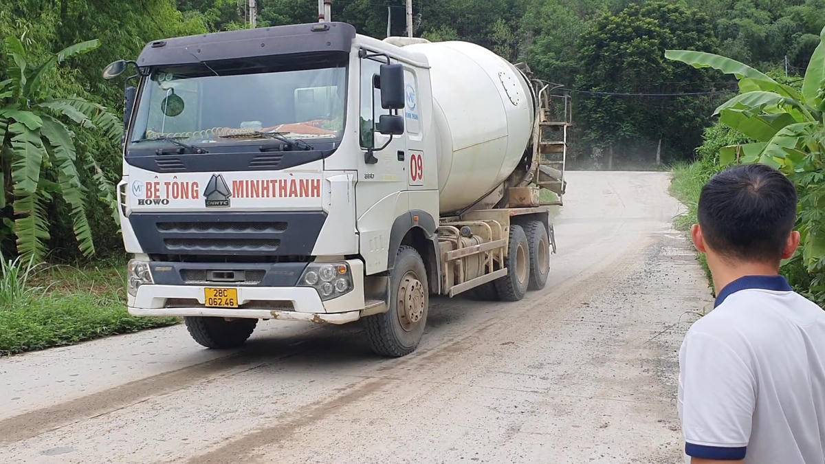 Lối vào trạm trộn bê tông Minh Thành thuộc tổ 9, phường Thái Bình (TP Hoà Bình) bụi mù mịt do xe bồn chạy thường xuyên.