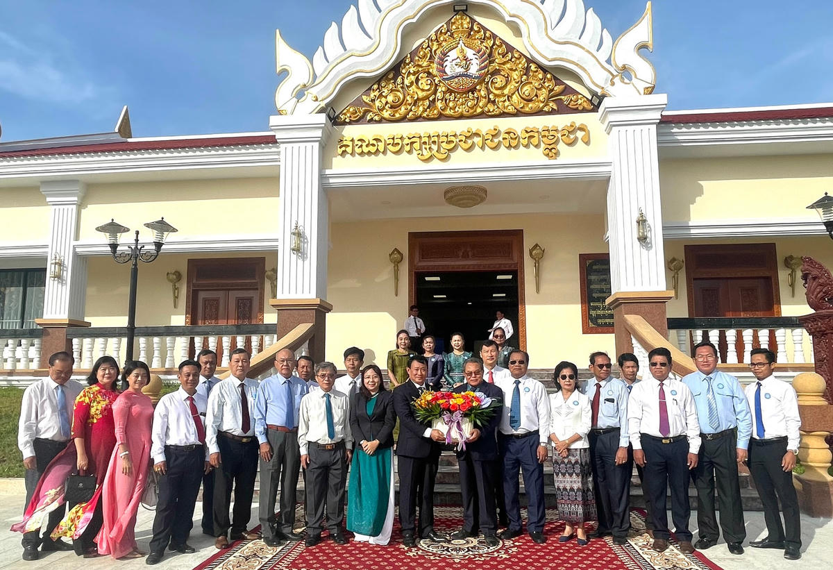 Mặt trận đoàn kết phát triển Tổ quốc Campuchia tỉnh KanDal chụp ảnh lưu niệm với đoàn UBMTTQ Việt Nam tỉnh An Giang. 