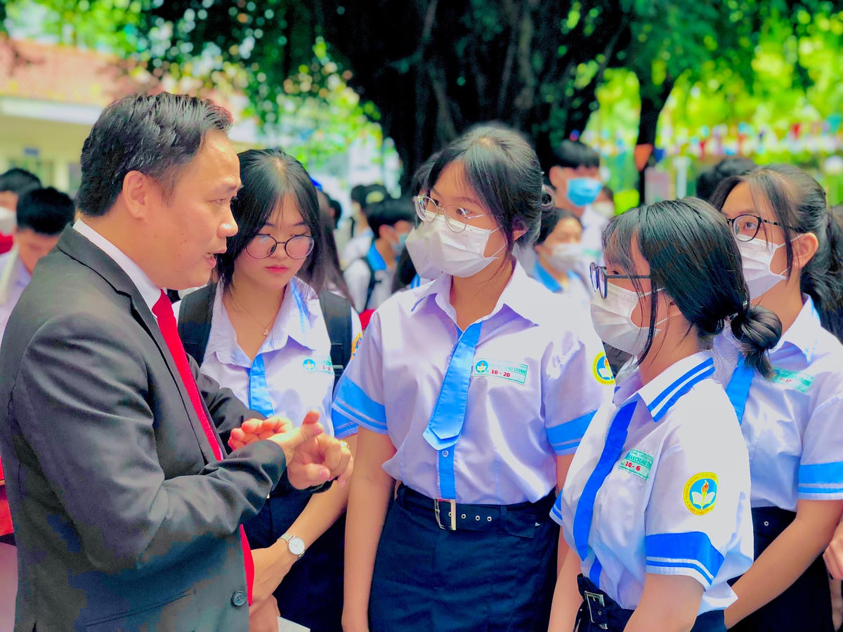 ThS Phạm Doãn Nguyên, Giám đốc Trung tâm Tư vấn Tuyển sinh, Trường Đại học Kinh tế - Tài chính TP Hồ Chí Minh tư vấn tuyển sinh.