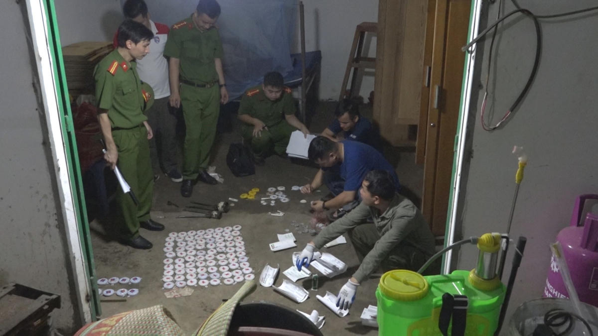 Cơ quan Công an khám xét địa điểm sản xuất dầu nhờn giả. Ảnh: CA Quảng Ninh.