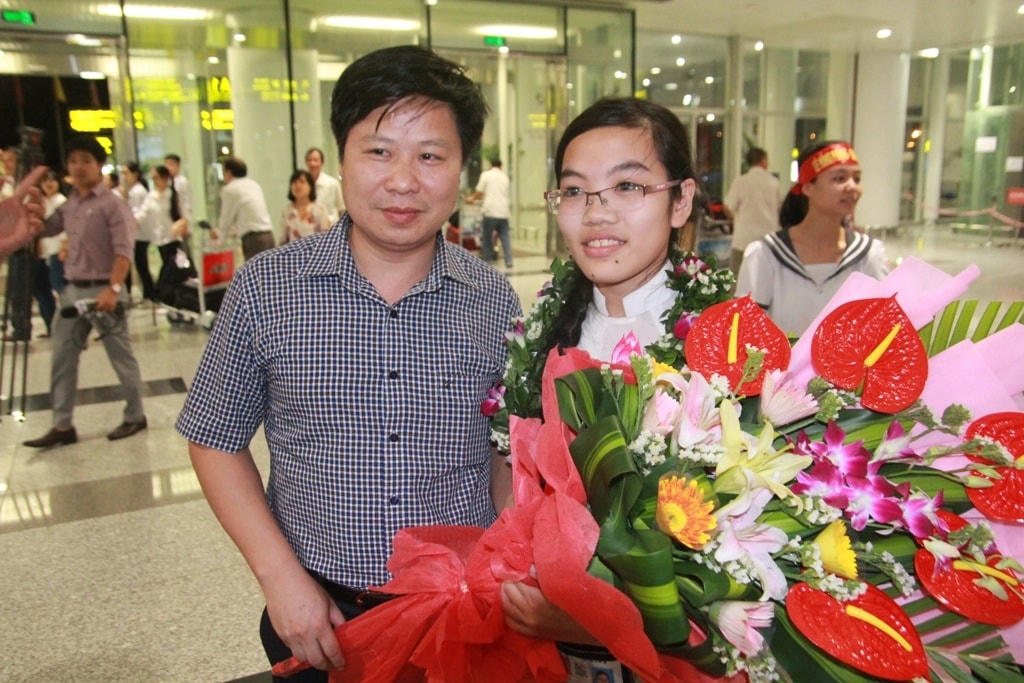 Những năm qua học sinh Nam Định luôn dẫn đầu cả nước về kết quả kỳ thi THPT quốc gia; hàng trăm học sinh đoạt giải cao tại các các kỳ thi học sinh giỏi quốc gia, các kỳ thi Olympic quốc tế. Trong ảnh: Đinh Thị Hương Thảo, một trong những học sinh của Trường THPT chuyên Lê Hồng Phong (TP Nam Định) từng đoạt Huy chương Vàng Olympic Vật lý quốc tế.