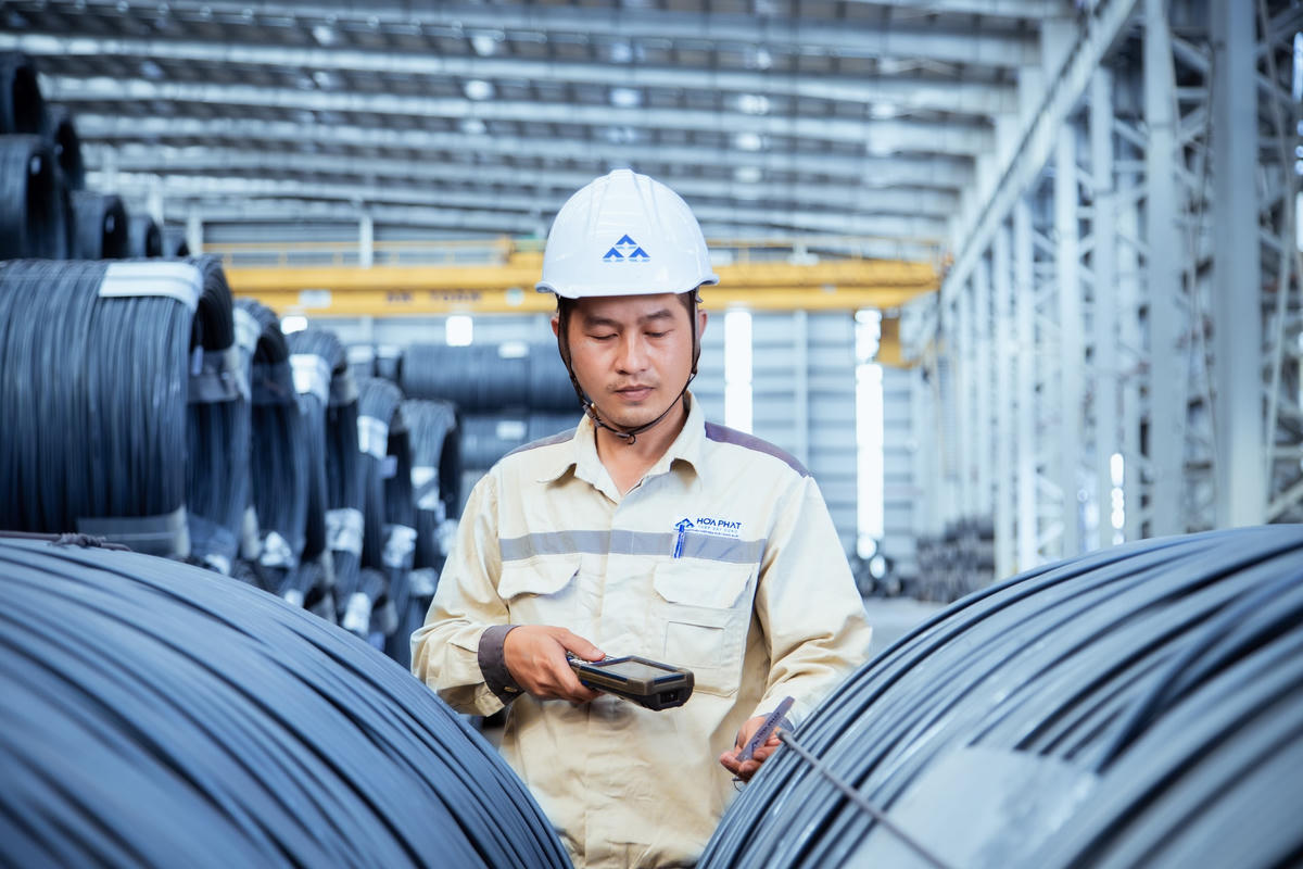 Nhiều doanh nghiệp sản xuất trong nước tìm cách nâng cao năng lực cạnh tranh.