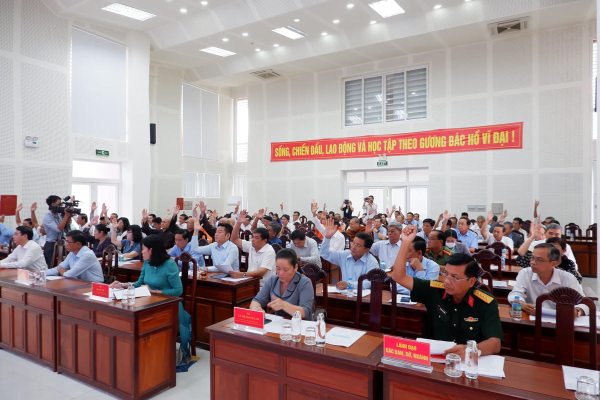 Các đại biểu biểu quyết bầu bổ sung 2 Uỷ viên Uỷ ban MTTQ Việt Nam tỉnh, nhiệm kỳ 2019 - 2024