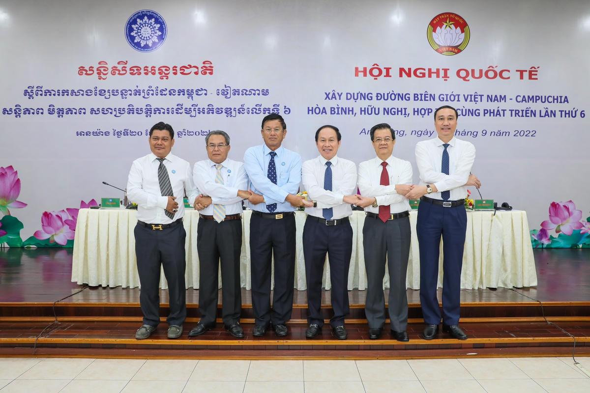 Phó Chủ tịch - Tổng Thư ký Lê Tiến Châu và Phó Chủ tịch Phùng Khánh Tài tại Hội nghị quốc tế xây dựng đường biên giới Việt Nam – Campuchia hòa bình, hữu nghị, hợp tác cùng phát triển năm 2022.